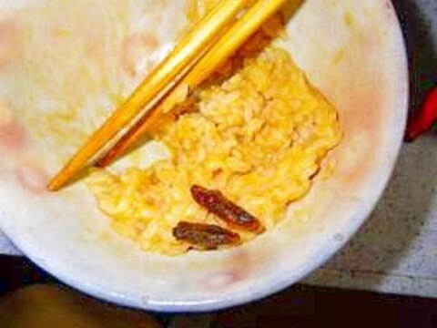 一人暮らしの蜂の子をトッピングした卵かけご飯